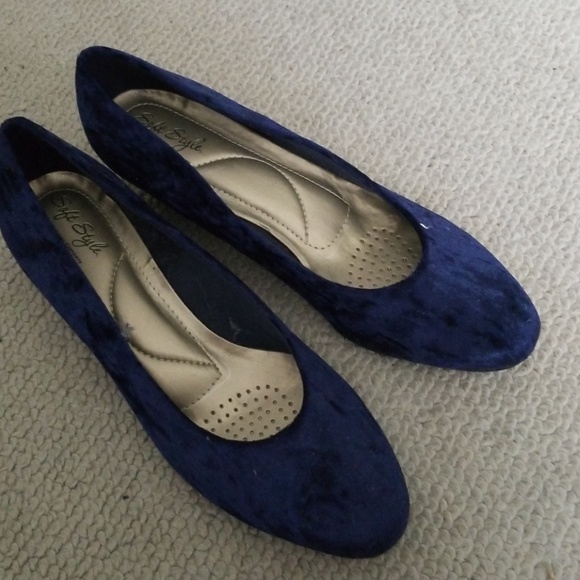 Shoes - Picture 6 of 8